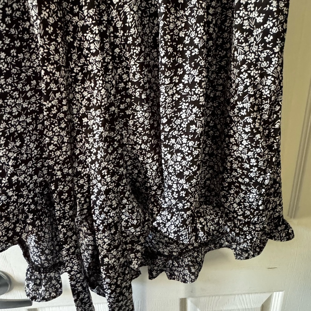 Shein Curve Women's Black Floral Romper - Picture 5 of 8